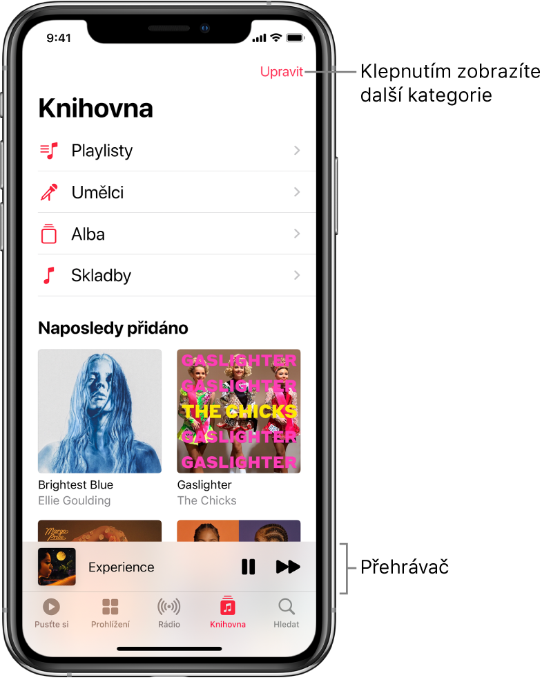 Obrazovka Knihovna se seznamem kategorií: Playlisty, Umělci, Alba a Skladby. Pod seznamem se nachází nadpis Naposledy přidáno. V přehrávači se zobrazuje název aktuální skladby a v dolní části tlačítka Pozastavit a Další.