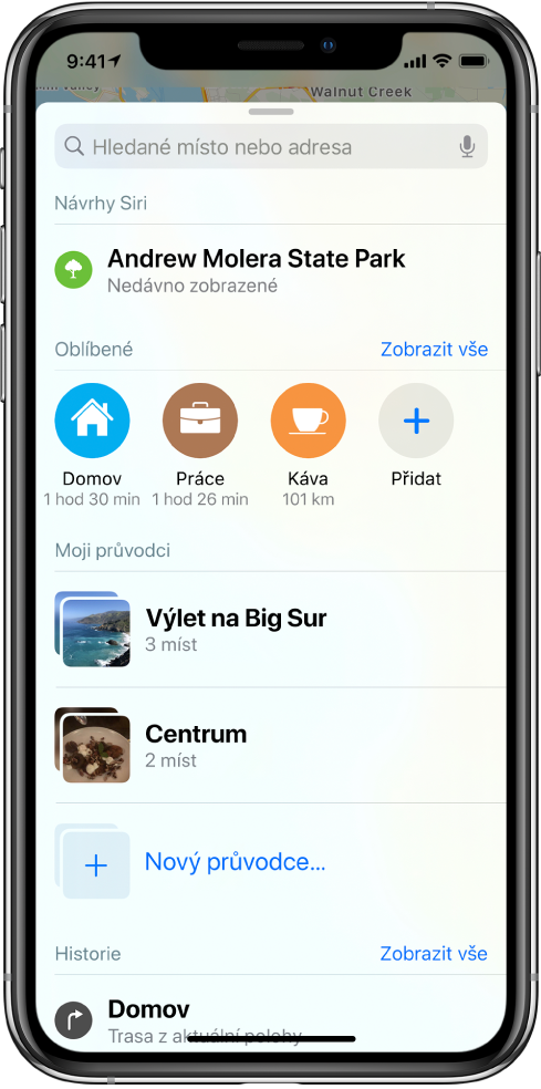 Obrazovka, kterou vyplňuje karta hledání. Pod řádkem Oblíbené je vidět oddíl Moji průvodci. Tento oddíl obsahuje průvodce s názvy „Výlet na Big Sur“ a „Centrum“ a volbu pro vytvoření nového průvodce.