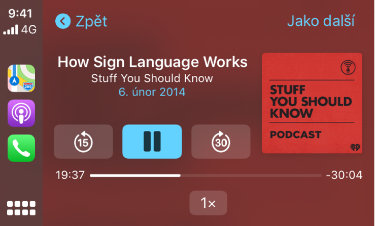 Obrazovka palubního systému CarPlay, na které se přehrává podcast „How Sign Language Works“ z kanálu „Stuff You Should Know´