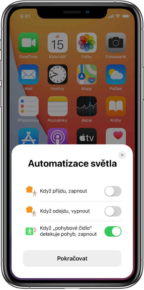 Okno na ploše se třemi návrhy automatizovaných akcí pro osvětlení: „Když přijdu, zapnout“, „Když odejdu, vypnout“ a „Když pohybové čidlo detekuje pohyb, zapnout“. Pod nimi se zobrazuje tlačítko Pokračovat.