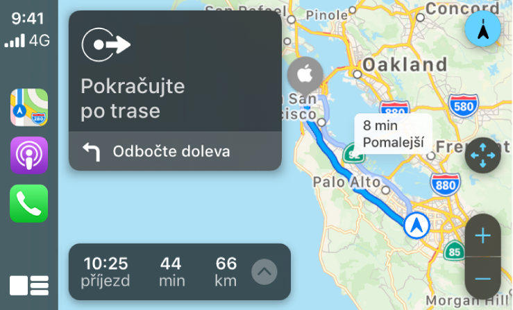 Systém CarPlay s ikonami Mapy, Podcasty a Telefon na levé straně; vpravo se zobrazuje mapa s trasou jízdy autem, ovládáním přiblížení, průběžnou navigací a přibližným časem dojezdu do cíle