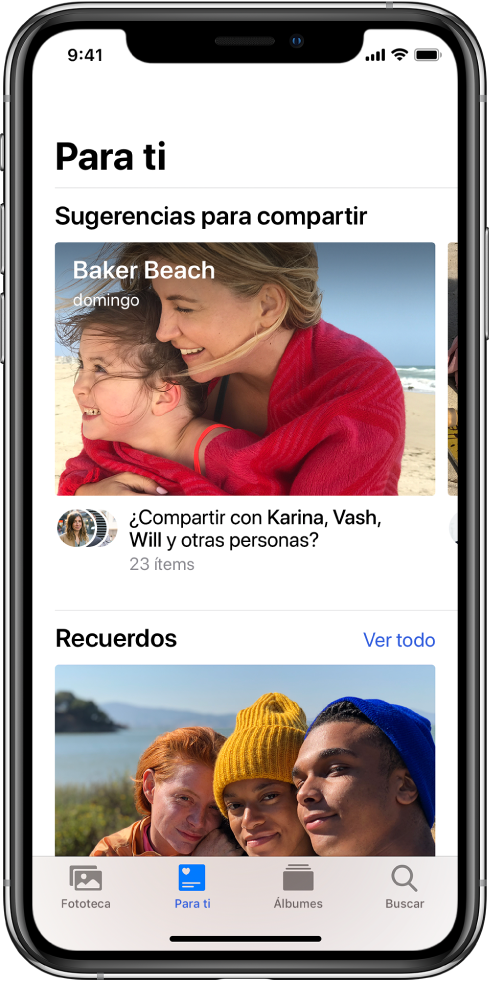 La pestaña “Para ti” está seleccionada en la parte inferior de la pantalla de la app Fotos. En la parte superior de la pantalla “Para ti” se encuentra la etiqueta “Sugerencias para compartir” y debajo de ella hay una colección de fotos en la playa. Debajo de la colección hay una opción para compartir las fotos con las personas que aparecen en las fotos.
