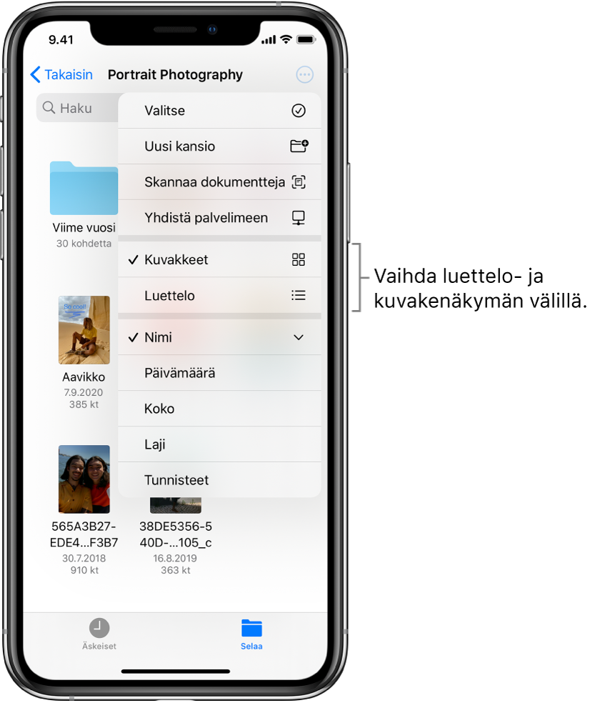 iCloud Drive -sijainti Valokuvaus-tiedostoille. Kohteet on järjestetty nimen perusteella, ja ne ovat kansio nimeltä Mökkiremontti sekä seuraavat kuusi dokumenttia: Aavikkopysähdys, Karen Blue, Järvenranta, Vehreät varjot, Mark Flip ja Susan Green. Lähellä oikeaa yläkulmaa on painike, jolla vaihdetaan luettelo- ja kuvakenäkymän välillä.