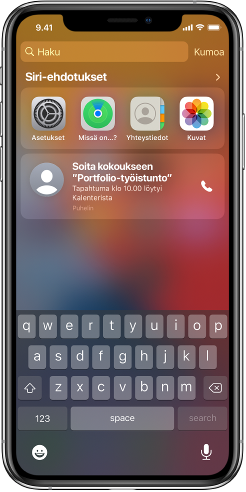 iPhonen lukittu näyttö. Siri-ehdotusten alla näkyvät seuraavat apit: Asetukset, Missä on...?, Yhteystiedot ja Kuvat. Appiehdotusten alapuolella on ehdotus liittyä portfolion työstämiseen, joka on Kalenteri-apissa oleva tapahtuma.