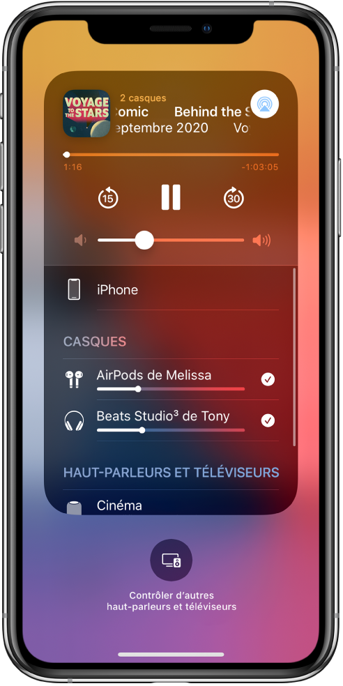 Un écran « Centre de contrôle » indiquant que des AirPods et des écouteurs Beats sont connectés.