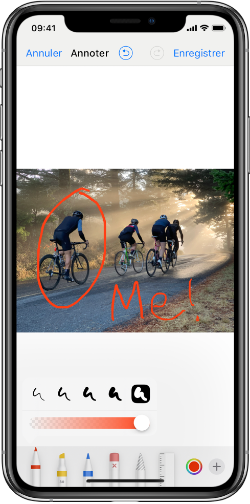 Une photo dans l’écran d’annotation. La photo se situe au centre de l’écran. Sous la photo se trouvent les outils d’annotation suivants : un stylo, un marqueur, un crayon, une gomme, un lasso, un sélecteur de couleurs et le bouton « Plus d’options ». Le bouton Annuler est en haut à gauche de l’écran, tandis que le bouton Enregistrer est en haut à droite.
