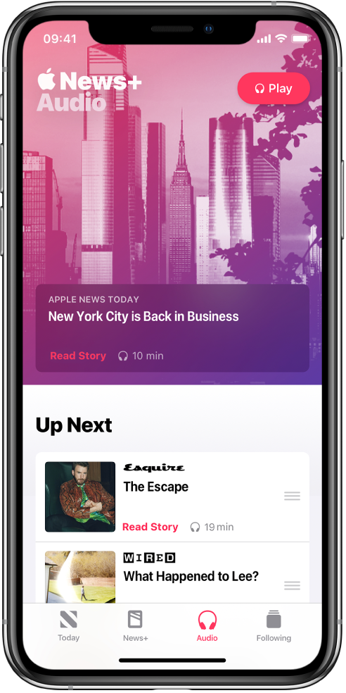 L’écran Audio avec un briefing Apple News Today en haut. Le bouton Play s’affiche en haut à droite de l’article. Sous l’article se trouve une section « Up Next », qui contient deux articles. Quatre onglets se trouvent en bas de l’écran : Today, News+, Audio et Following.