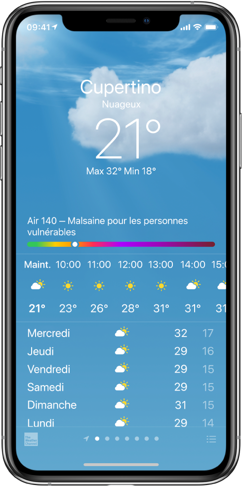 Écran Météo affichant le lieu, la température actuelle, les températures maximale et minimale du jour, et un graphique de la qualité de l’air indiquant « Malsaine pour les personnes vulnérables ». Au milieu de l’écran sont affichées les prévisions heure par heure actuelles suivies par celles des 7 prochains jours. Une rangée de points en bas au centre indique le nombre de lieux qui figurent dans la liste des lieux. Dans l’angle inférieur droit se trouve le bouton « Modifier les villes ».