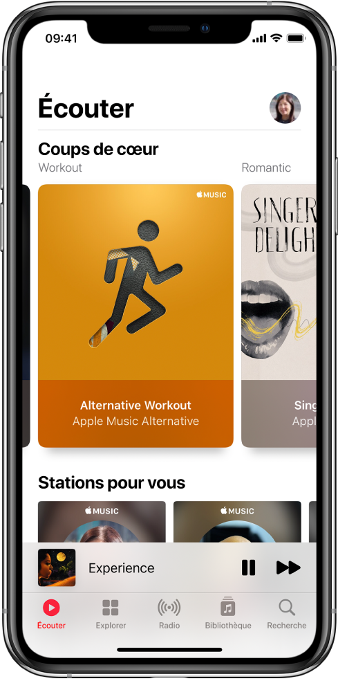 Écran Écouter montrant le bouton de profil en haut à droite. Des playlists « Sélectionné pour vous » s’affichent en dessous. Sous « Sélectionné pour vous » se trouve la section « Stations recommandées », avec deux stations.
