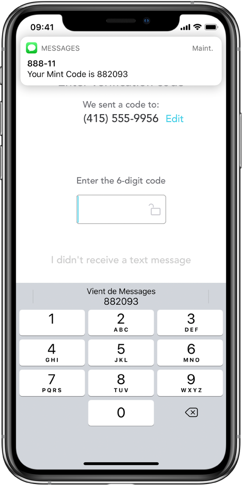 Un écran d’iPhone pour une app demandant un code à 6 chiffres. L’écran de l’app affiche un message indiquant que le code a été envoyé. Une notification de l’app Messages s’affiche en haut de l’écran avec le message « Votre code Mint est le 882093 ». Le clavier s’affiche en bas de l’écran. Le haut du clavier affiche les caractères « 882093 ».