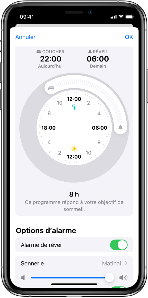 L’écran de configuration de Sommeil est affiché dans l’app Santé. Il y a une horloge au milieu de l’écran. Sommeil est configuré pour 22 h et Réveil à 6 h. Sous « Options d’alarme », l’option « Alarme de réveil » est activée, le son est Matinal et le volume est défini sur élevé.