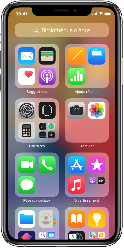 Bibliothèque d’apps de l’iPhone montrant les apps organisées par catégorie (Utilitaires, Créativité, Réseaux sociaux, Divertissement, etc.).