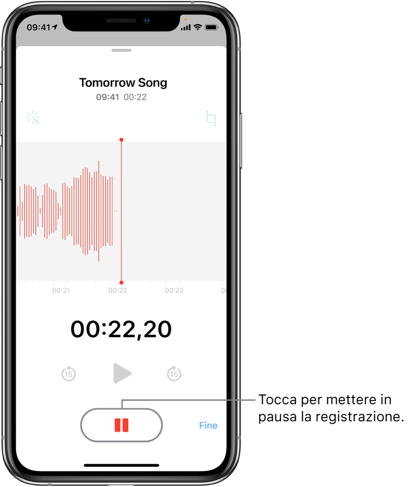 La schermata di Memo Vocali mostra una registrazione in corso, con un pulsante Pausa attivo e i controlli per riprodurre, andare avanti di 15 secondi e andare indietro di 15 secondi oscurati. La parte principale dello schermo mostra la forma d'onda della registrazione in corso, nonché un indicatore del tempo. L'indicatore arancione “Microfono in uso” viene visualizzato in alto a destra.