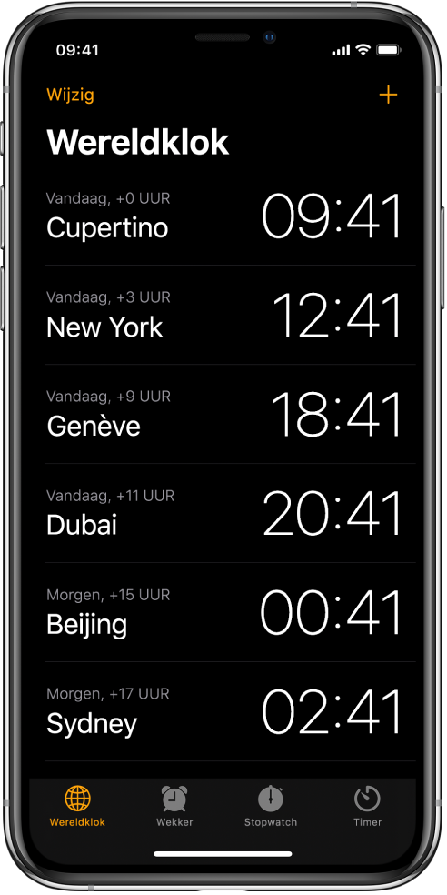 In het tabblad 'Wereldklok' zie je hoe laat het in allerlei steden is. Tik op 'Wijzig' linksbovenin om de volgorde van de klokken te bepalen. Tik op de toevoegknop rechtsbovenin om klokken toe te voegen. Onderin zie je de knoppen 'Wereldklok', 'Wekker', 'Stopwatch' en 'Timer'.
