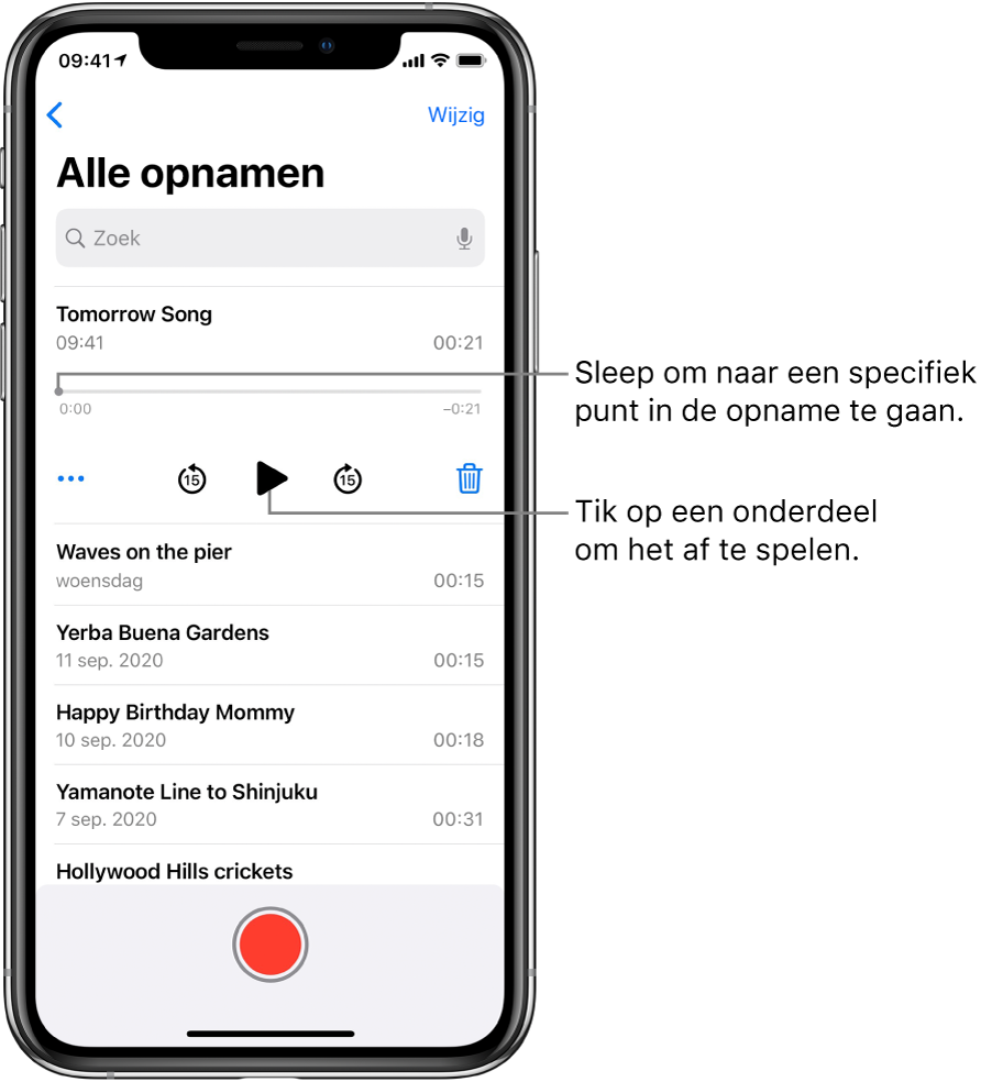 De lijst met gesproken memo's, met de geselecteerde opname bovenaan. De opnametijdbalk heeft een afspeelknop die je naar een specifiek moment in de opname kunt slepen. Aan de uiteinden van de tijdbalk staan een begin- en eindtijd. Onder de tijdbalk zie je de knop 'Meer', waarop je kunt tikken om een opname te bewerken, te dupliceren of te delen, de knop om 15 seconden terug te spoelen, de afspeelknop, de knop om 15 seconden vooruit te spoelen en de verwijderknop. Onder de knoppen staat een lijst met opnamen die je kunt openen door erop te tikken.