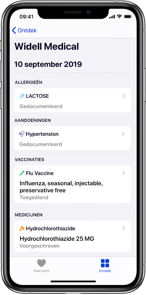 Boven in het scherm van de Gezondheid-app staat de titel 'Widell Medical'. Onder de titel staat informatie over de verschillende soorten medisch dossier. De bovenste categorie 'Allergieën' bevat een dossier met de naam 'Lactose (gedocumenteerd)'. Een knop met een pijl aan de rechterkant geeft aan dat er meer informatie beschikbaar is in dit dossier. Op het scherm staan ook andere medische dossiers voor de categorieën 'Aandoeningen', 'Vaccinaties' en 'Medicijnen'.