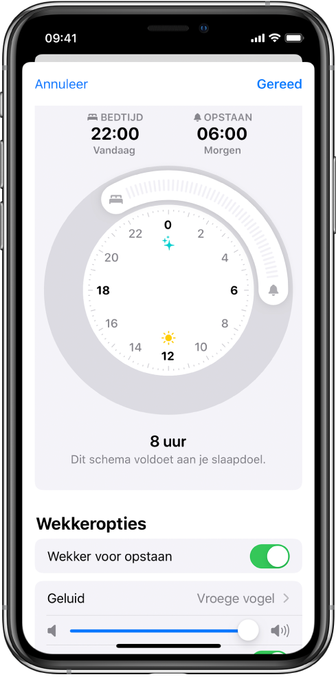 Het configuratiescherm voor Slaap in de Gezondheid-app. In het midden van het scherm staat een klok: de bedtijd is op 22.00 uur ingesteld en de wekker staat op 6.00 uur. Onder 'Wekkeropties' is de wekker voor opstaan ingeschakeld; het geluid staat op 'Vroege vogel' en het volume is hoog.