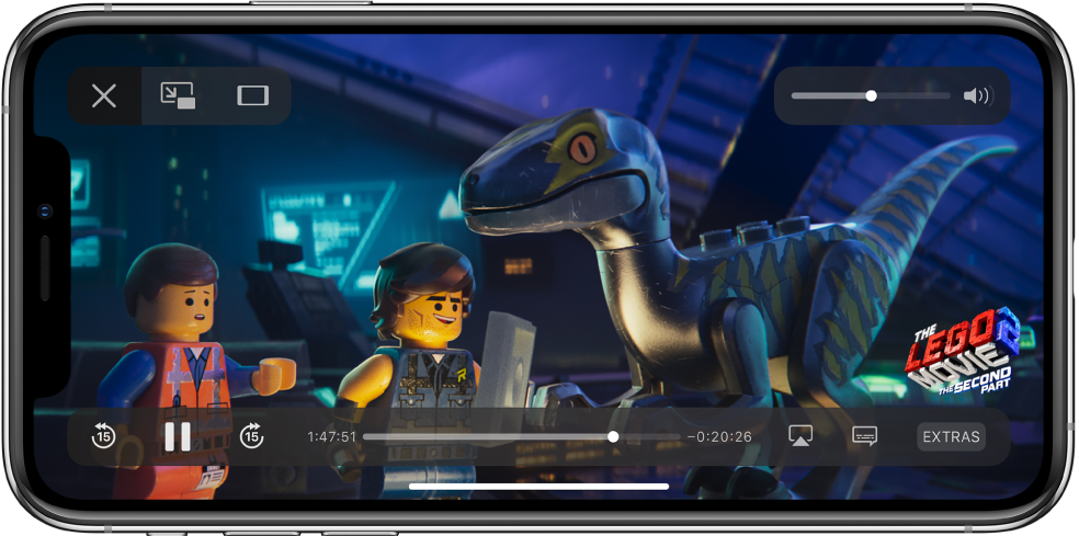 Um filme a ser reproduzido, com os controlos de reprodução visíveis. Os botões OK e “Dimensionar até preencher” encontram‑se no canto superior esquerdo. O nivelador de volume encontra‑se no canto superior direito. No canto inferior esquerdo existem botões para avançar 15 segundos, pausar e recuar 15 segundos. Na parte inferior, ao centro, existe um nivelador que pode ser arrastado para ajustar a posição no vídeo; o tempo decorrido e o tempo que falta encontram‑se de cada lado do nivelador. No canto inferior direito existem botões para alterar o destino de vídeo, mostrar legendas e reproduzir conteúdo adicional.