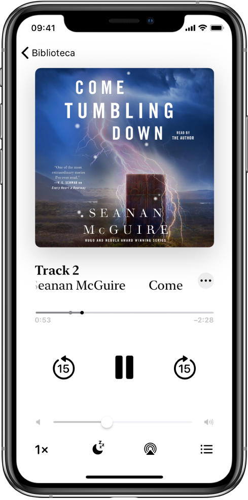 O ecrã do leitor de audiolivros, com a capa do audiolivro no centro, em cima. Por baixo da capa está o número de faixa, o nome do audiolivro e o autor. Por baixo do audiolivro, está o cursor de reprodução e, por baixo, os controlos para reproduzir, pausar, recuar e passar à frente. Por baixo dos controlos de reprodução está o nivelador do volume. Na parte inferior do ecrã, da esquerda para a direita, está o botão de velocidade de reprodução, o botão do temporizador de pausa, o botão do destino da reprodução e o botão da lista de faixas. No canto superior esquerdo, está o botão da biblioteca.