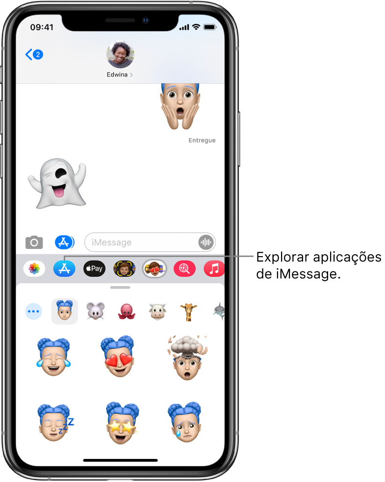 Uma conversa na aplicação Mensagens, com o botão “Navegador de aplicações” do iMessage selecionado. A gaveta de aplicações aberta mostra stickers com smileys.