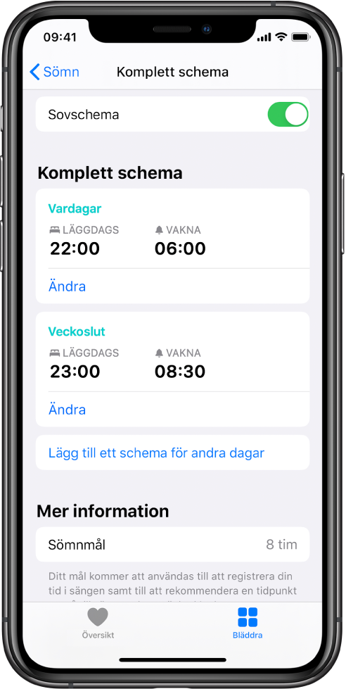 Skärmen Komplett schema för Sömn i appen Hälsa. Sovschema är aktiverat överst på skärmen. Mitt på skärmen finns ett sovschema för veckodagar och ett sovschema för helger. Under det finns en knapp för att lägga till ett schema för andra dagar. Längst ned på skärmen visar avsnittet Mer information ett sömnmål på 8 timmar.
