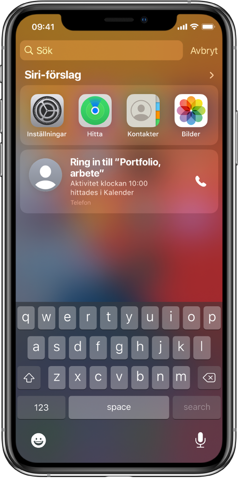 Låsskärmen på iPhone. Under Siri-förslag finns apparna Inställningar, Hitta, Kontakter och Bilder. Under appförslagen finns ett förslag att ringa in till Portfolio work session, vilket är en aktivitet i Kalender.