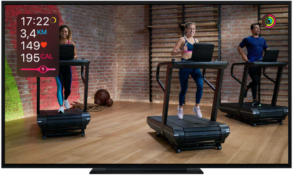 Une télévision qui diffuse une séance Apple Fitness+ sur tapis roulant et qui affiche à l’écran le temps restant, la distance parcourue, le rythme cardiaque, les calories dépensées et la Barre énergie.