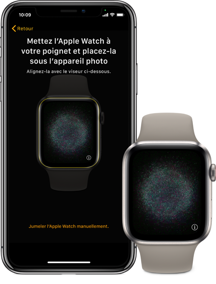 Un iPhone et une Apple Watch, côte à côte. L’écran de l’iPhone affiche les instructions de jumelage et l’Apple Watch est visible dans le viseur ; l’écran de l’Apple Watch illustre le jumelage.