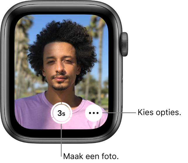 Wanneer je de Apple Watch als camera-afstandsbediening gebruikt, zie je op het Apple Watch-scherm het beeld van de iPhone-camera. De sluiterknop bevindt zich in het midden onderin en de knop 'Meer opties' bevindt zich rechts daarvan. Als je een foto hebt gemaakt, verschijnt linksonder een miniatuurafbeelding van de foto.