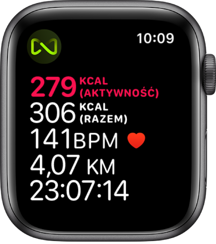 Ekran aplikacji Trening, wyświetlający szczegóły dotyczące treningu na bieżni. Symbol widoczny w lewym górnym rogu wskazuje, że Apple Watch jest połączony bezprzewodowo z bieżnią.