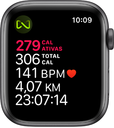 Uma tela de Exercício que mostra detalhes de um exercício de esteira. Um símbolo no canto superior esquerdo indica que o Apple Watch está conectado sem fio à esteira.