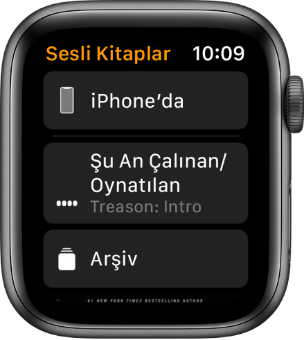 En üstte iPhone’da düğmesini, aşağıda Şu An Çalınan ve Kitaplık düğmelerini, en altta da sesli kitabın kapak resminin bir kısmı ile Sesli Kitaplar ekranını gösteren Apple Watch.