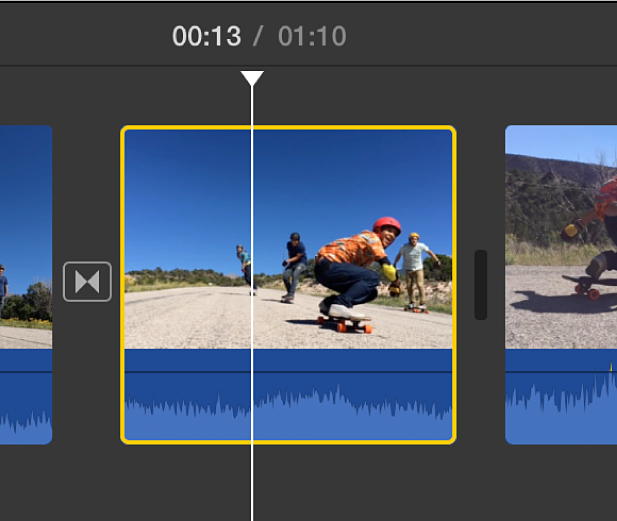 Clip seleccionat a la línia de temps, amb un contorn groc i el cursor de reproducció situat sobre el clip