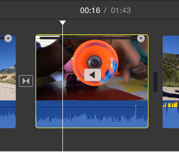Ícone de reprodução invertida num clip no cronograma