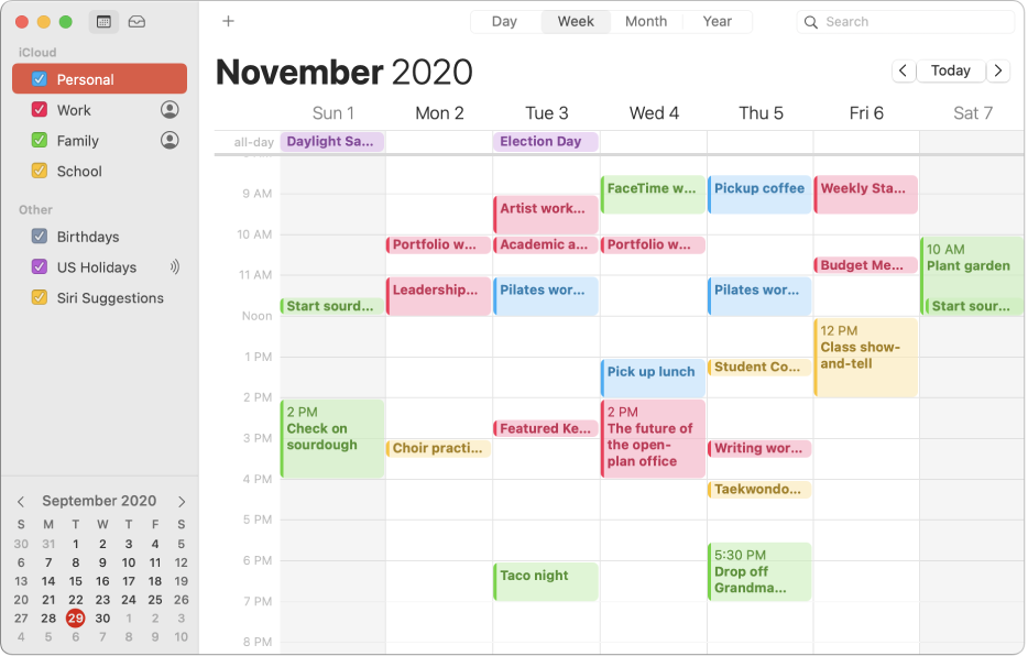 Ventana de Calendario con la visualización por mes mostrando los calendarios personal, laboral, familiar y escolar codificados por colores, en la barra lateral debajo del encabezado de la cuenta de iCloud.