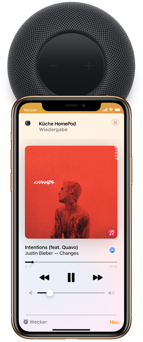 Auf dem Bildschirm des iPhone ist zu sehen, dass ein Musiktitel abgespielt wird. Das iPhone befindet sich in unmittelbarer Nähe zur Oberseite des HomePod und eine Meldung weist darauf hin, dass der Musiktitel auf den HomePod übertragen wird.