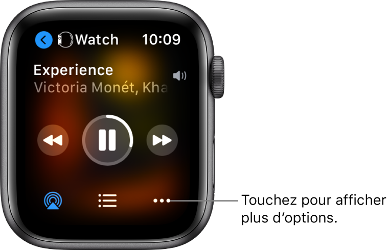 L’écran « À l’écoute » affichant Watch en haut à gauche, avec une flèche pointant vers la gauche, qui vous permet d’accéder à l’écran de l’appareil. Le titre d’un morceau et le nom de l’artiste figurent en dessous. Les commandes de lecture se trouvent au milieu. Les boutons AirPlay et « Plus d’options » ainsi que la liste des pistes se trouvent en bas de l’écran.