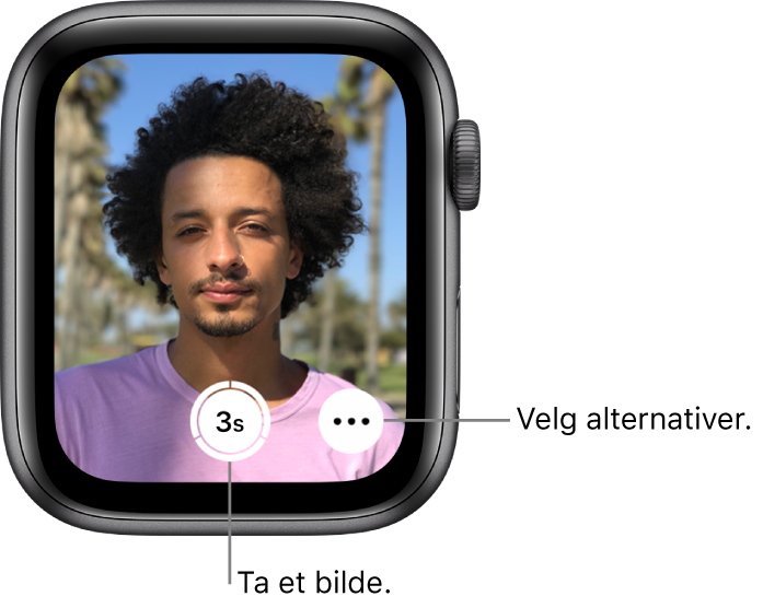 Når den brukes til kamerastyring, viser Apple Watch-skjermen det som vises i kameravisningen på iPhone. Ta bilde-knappen nederst i midten, og Flere valg-knappen er til høyre for den. Hvis du har tatt et bilde, vises bildevinduknappen nederst til venstre.