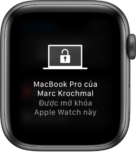 Màn hình Apple Watch đang hiển thị thông báo, “Đã mở khóa MacBook Pro của Marc Krochmal bằng Apple Watch này”.