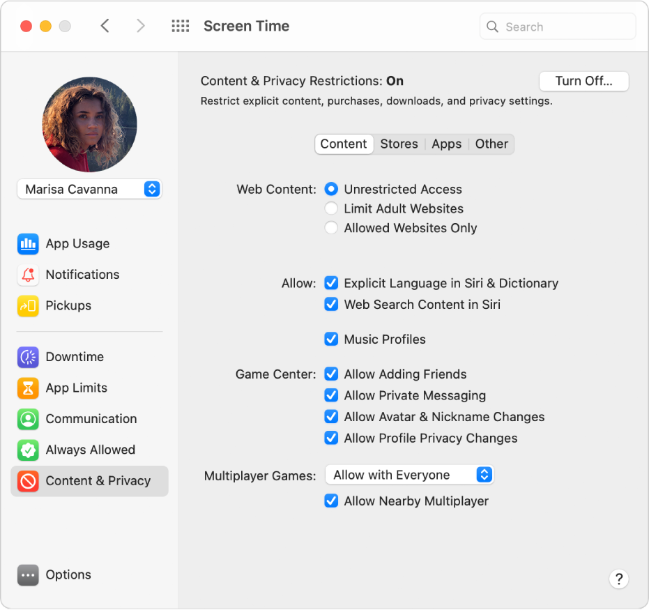 Panel Omezení obsahu a soukromí v aplikaci Čas u obrazovky, na němž jsou vybrané volby pro webový obsah, Game Center, Siri a hudební profily