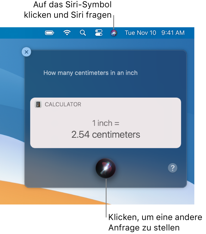 Das Siri-Symbol oben rechts in der Menüleiste auf dem Mac-Schreibtisch und das Siri-Fenster mit der Frage nach der Anzahl der Zentimetern pro Inch und der zugehörigen Antwort (der Umrechnung des Rechners). Klicke auf das Symbol unten in der Mitte des Siri-Fensters, um eine andere Frage zu stellen.