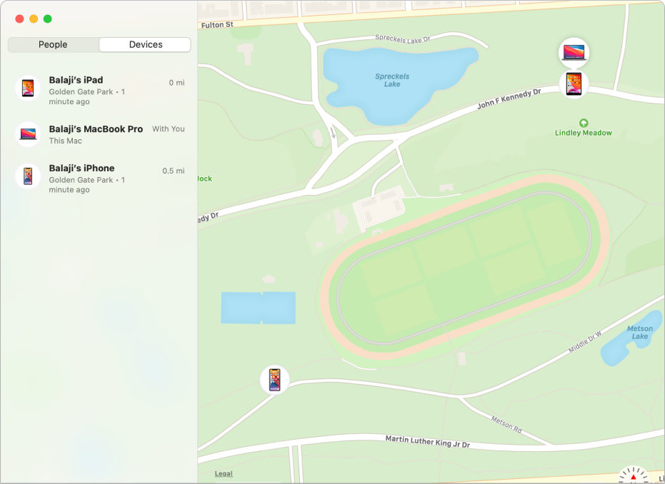 Die App „Wo ist?“ zeigt eine Liste der Geräte in der Seitenleiste und rechts eine Karte mit deren Standorten.