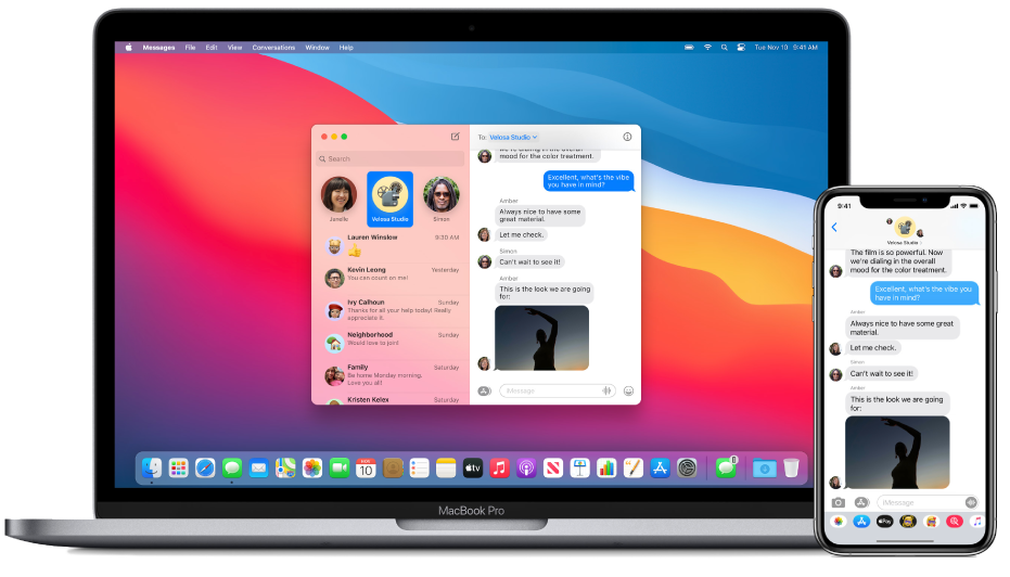 Un iPhone qui affiche un message texte, à côté d’un Mac sur lequel le message est en cours de transfert, ce qui est indiqué par l’icône Handoff à l’extrémité droite du Dock.