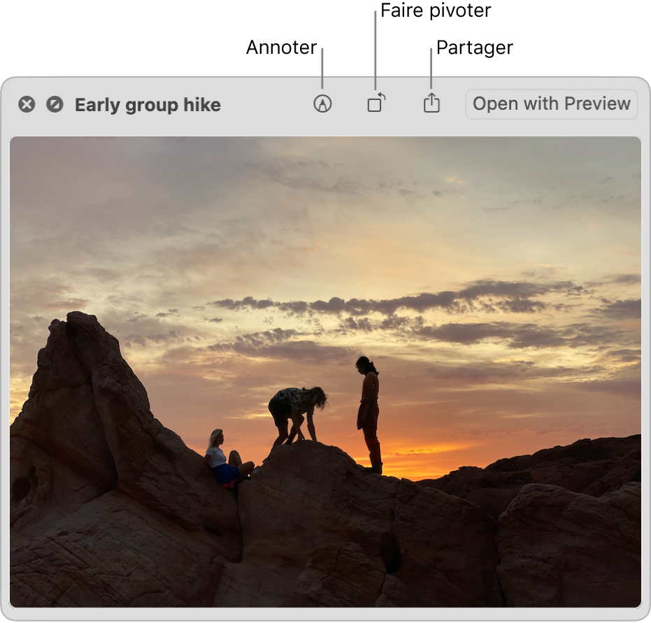 Une image dans la fenêtre « Coup d’œil » avec des boutons permettant de faire pivoter, d’annoter ou de partager une image, ou de l’ouvrir dans l’app Aperçu.