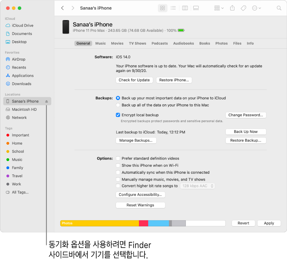 Finder 사이드바에서 선택한 기기 및 해당 윈도우에 나타나는 동기화 옵션.
