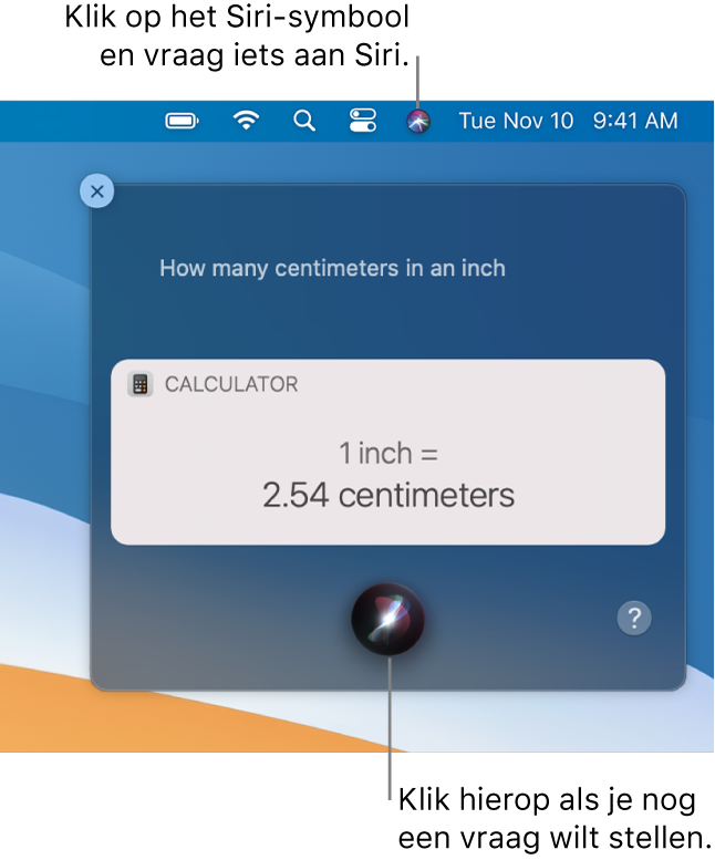 Het gedeelte rechtsboven van het bureaublad van de Mac, met het Siri-symbool in de menubalk en het Siri-venster met de vraag "Hoeveel centimeter is een inch" en het bijbehorende antwoord (omgerekend in Rekenmachine). Klik op het symbool middenonder in het Siri-venster om nog een vraag te stellen.