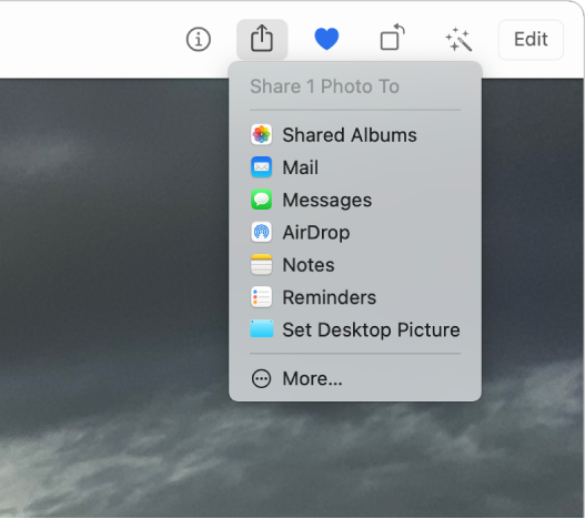 Het Deel-menu, getoond vanaf de deelknop in de Foto's-knoppenbalk. In het Deel-menu staan (van boven naar beneden) 'Gedeelde albums', 'Mail', 'Berichten', 'AirDrop', 'Notities', 'Herinneringen' en 'Stel bureaubladafbeelding in'. Het laatste onderdeel is 'Meer'.