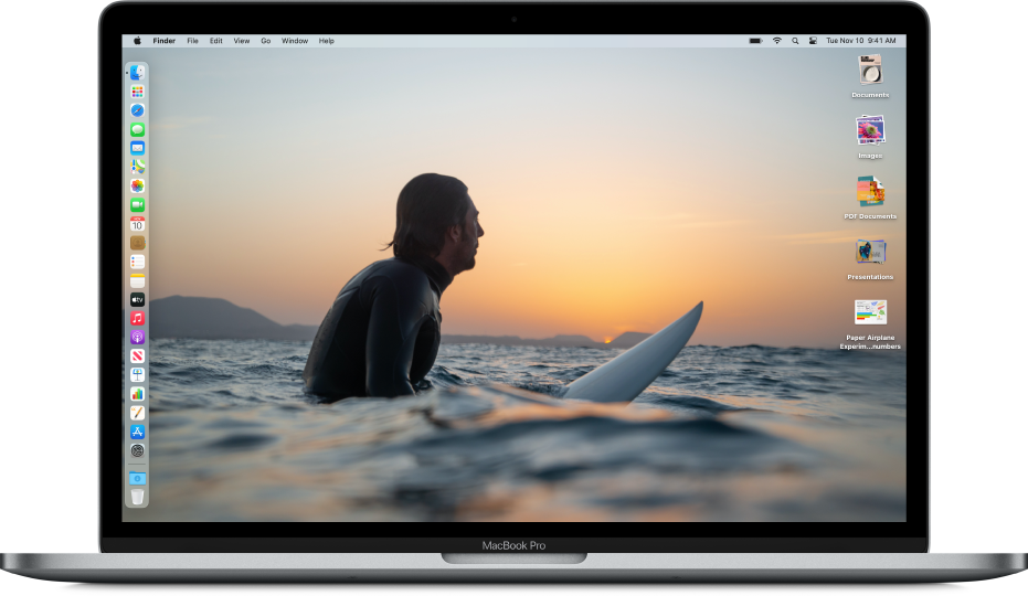 Un desktop Mac cu modul Întunecat, o imagine personalizată a desktopului, Dock-ul poziționat de-a lungul marginii din stânga a ecranului și stive pe desktop de-a lungul marginii din dreapta a ecranului.