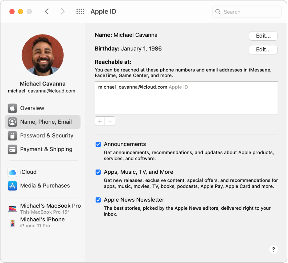 Inställningspanelen Apple‑ID med ett sidofält med olika typer av kontoalternativ som du kan använda och inställningspanelen Namn, Telefon, E-post för ett befintligt konto.