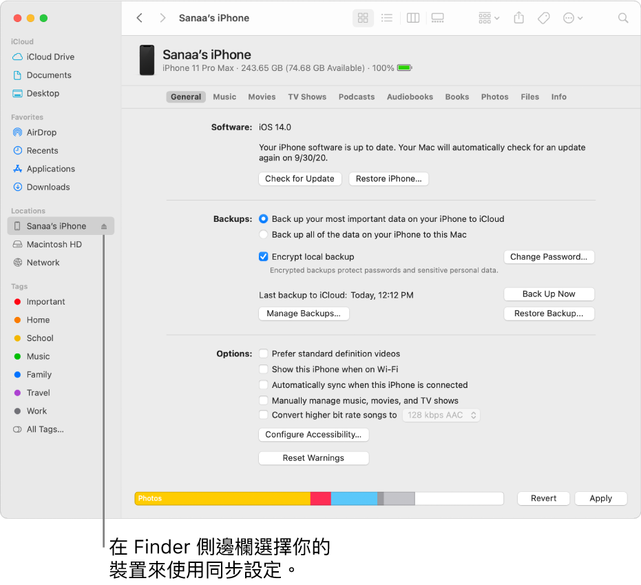 在 Finder 側邊欄中一部裝置已被選取,且同步選項在視窗中顯示。